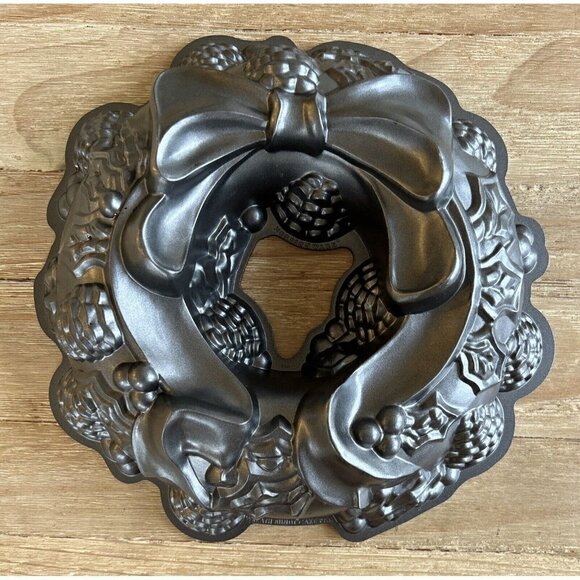 WILLIAMS SONOMA Nordic Ware Wreath Bundt Cake Pan In Box Christmas Holiday 2003 - Picture 2 of 3
